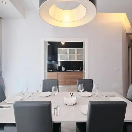 Vatican 4 Bedrooms Ac Apartment *